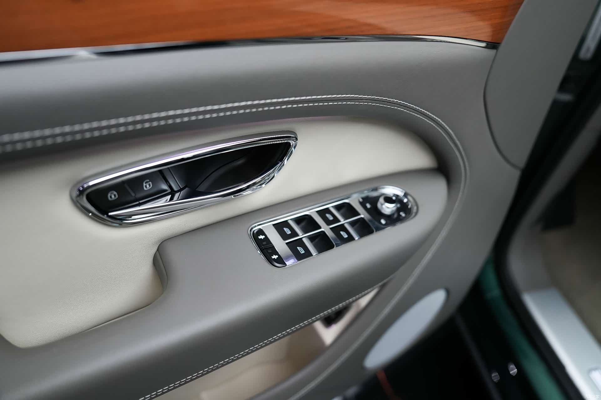 Bentley Bentayga, 2021 32