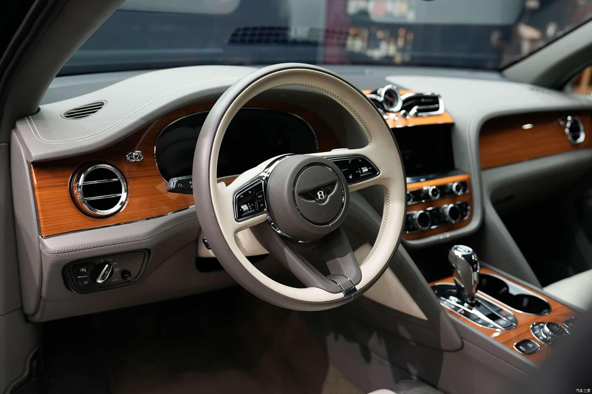 Bentley Bentayga, 2021 36