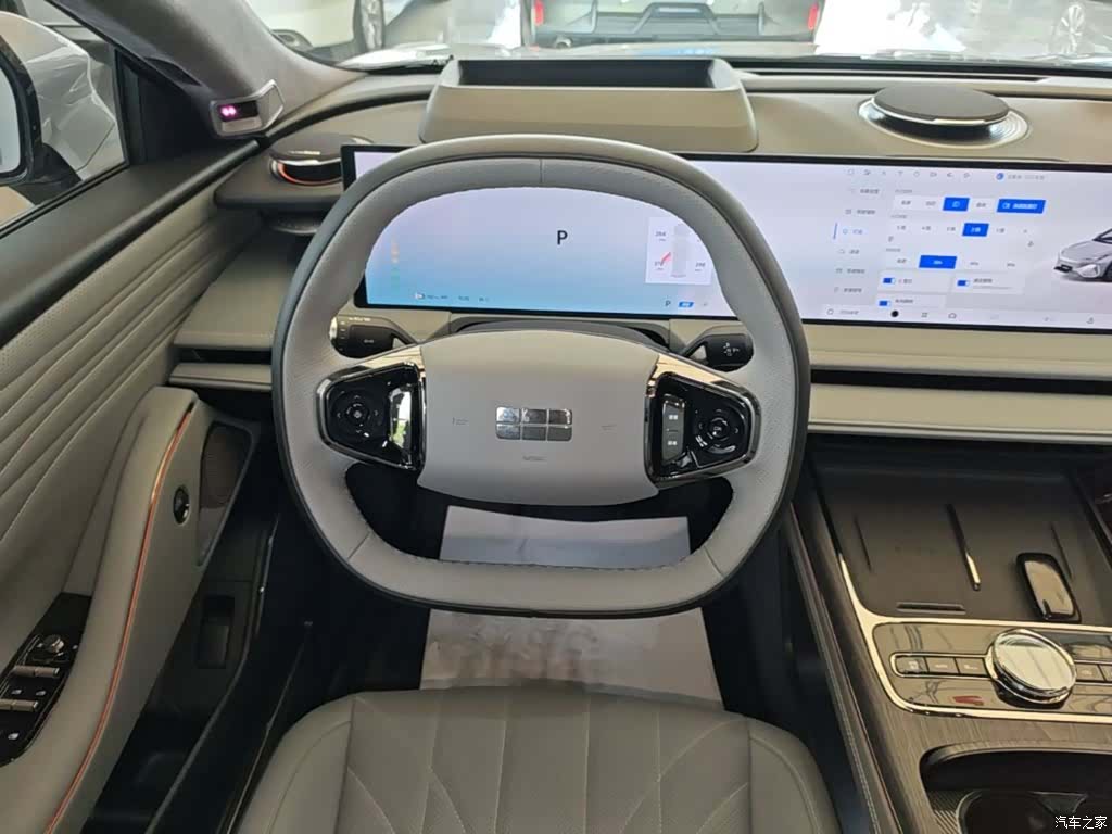 Geely E8, 2025 11