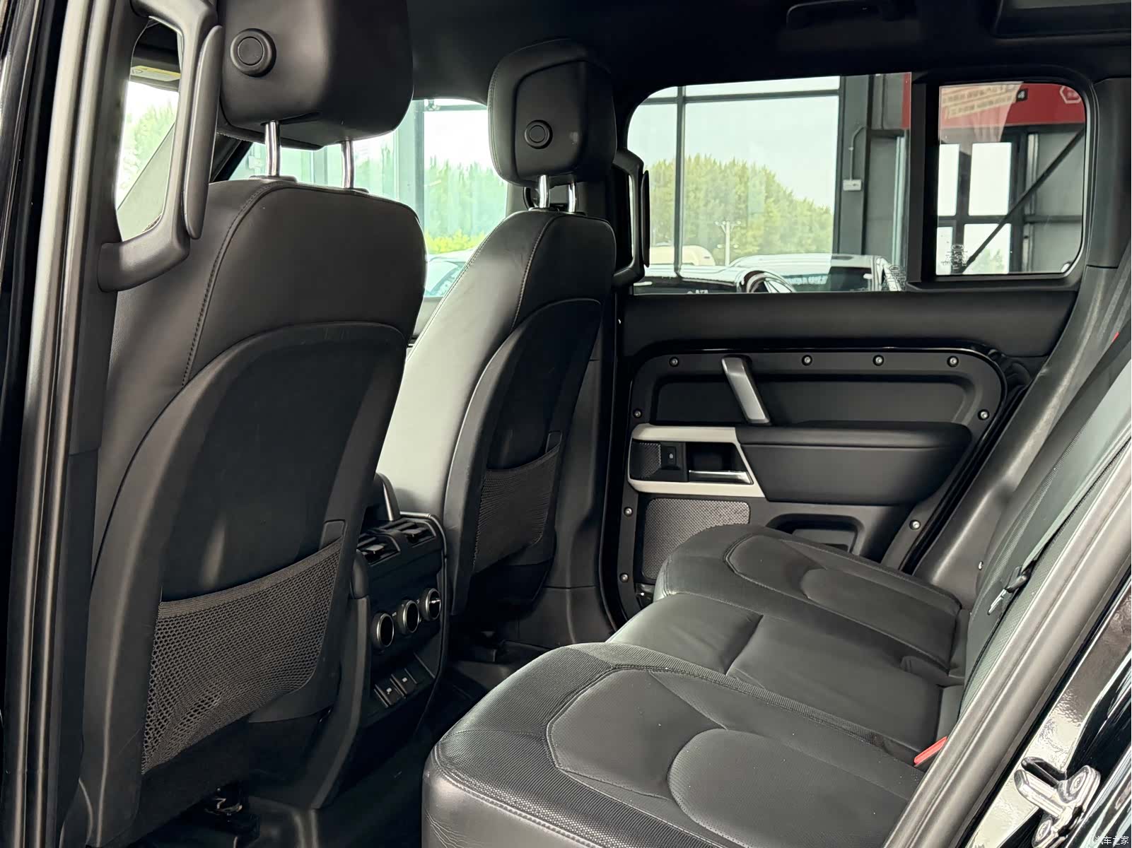 Land Rover Defender, 2023 6