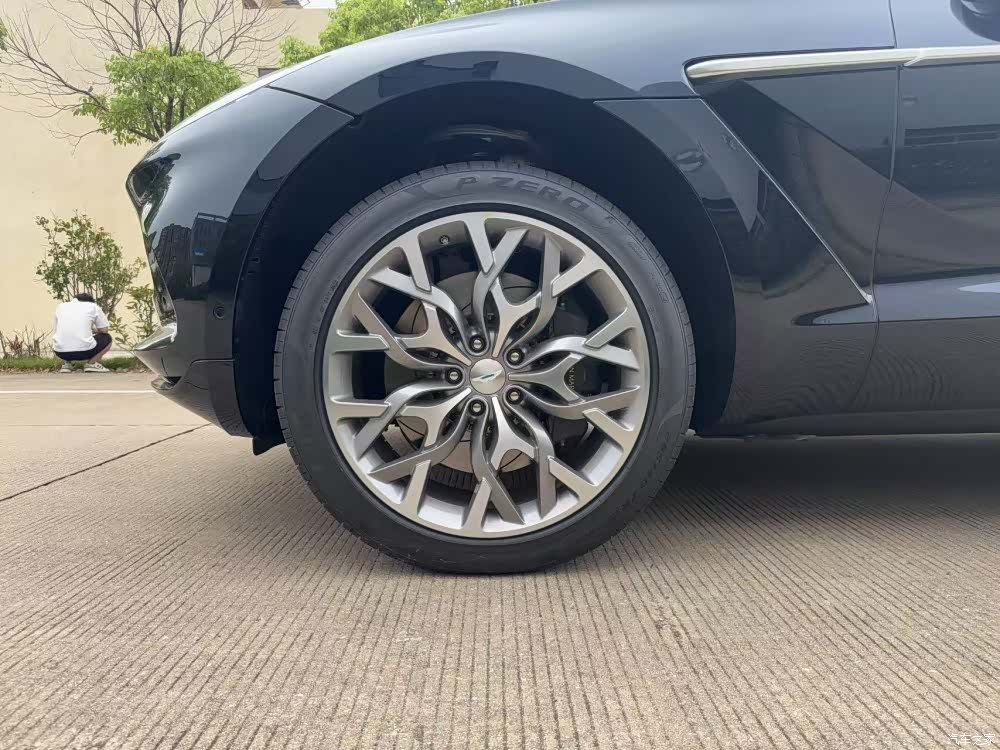 Aston Martin DBX, 2025 14