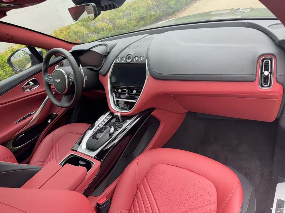 Aston Martin DBX, 2025 7