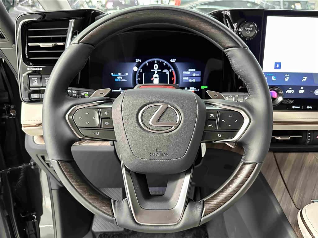 Lexus LM, 2026 8