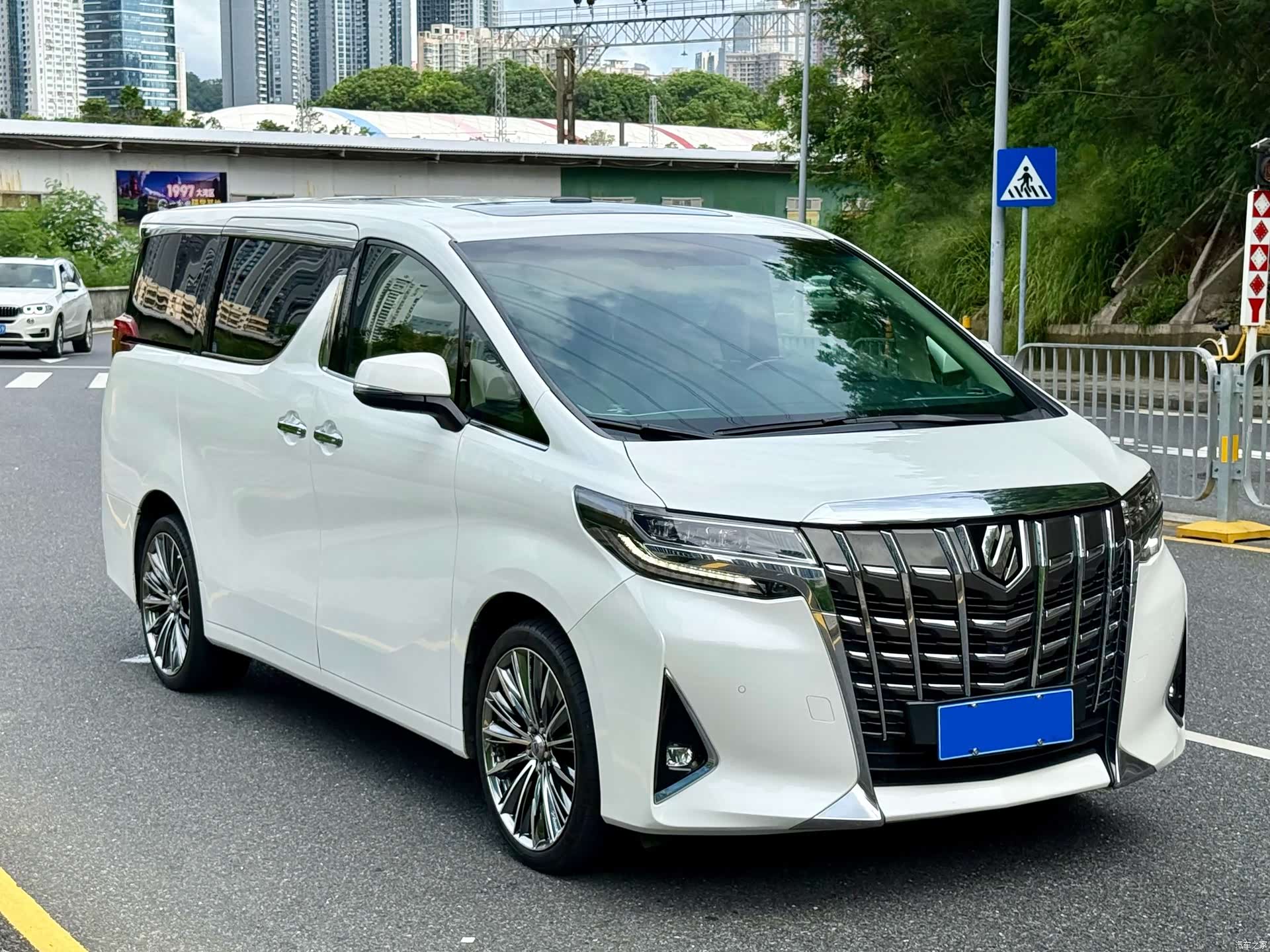 Toyota Alphard, 2019 3