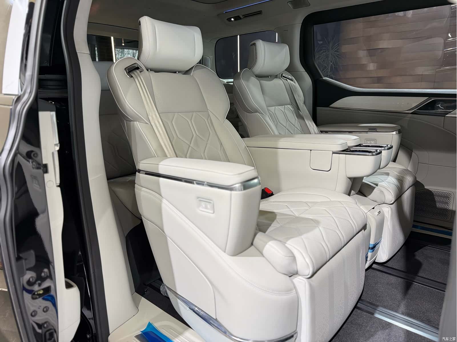 Volvo EM90, 2026 21