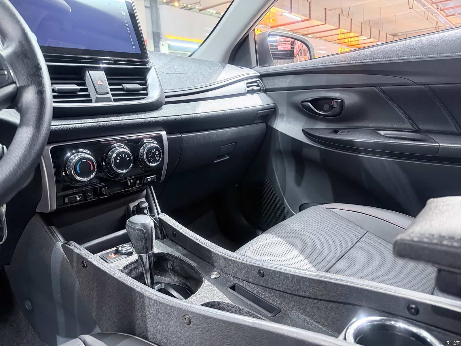 Toyota YARiS L, 2022 16