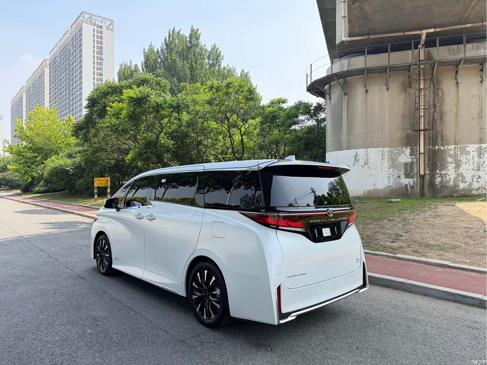 Toyota Vellfire, 2025 4