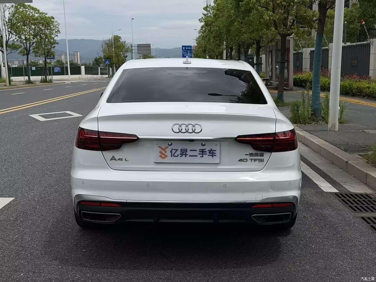 Audi A4L, 2022 все фото