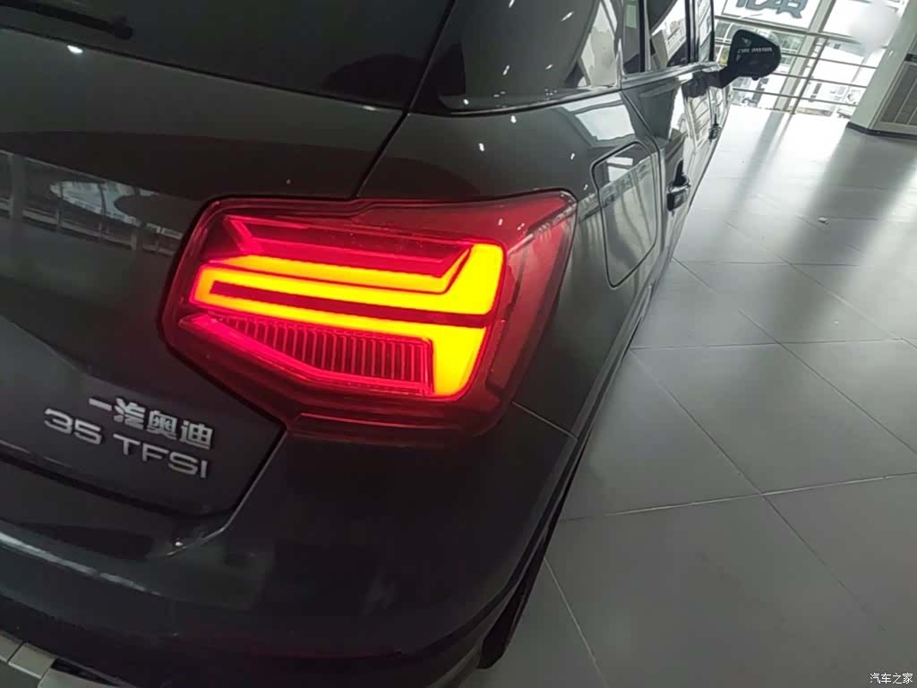 Audi Q2L, 2019 8