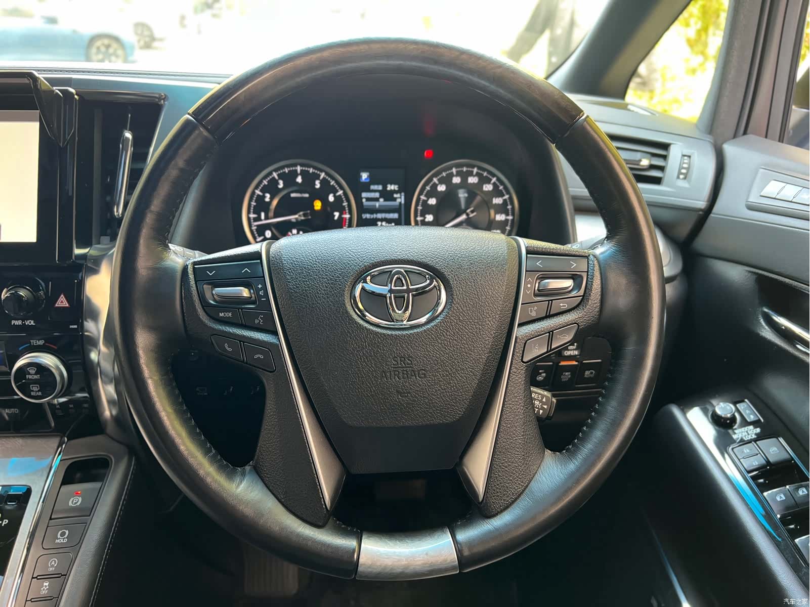 Toyota Alphard, 2025 18