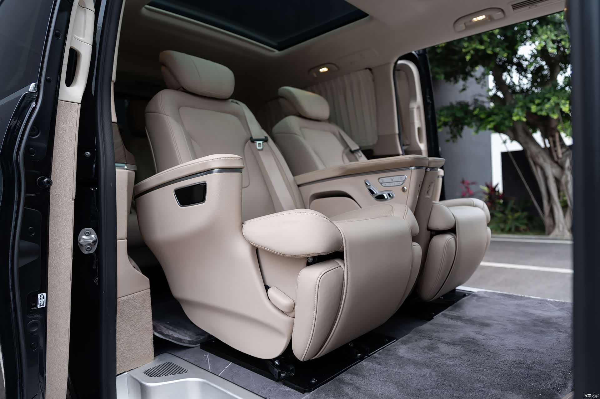 Mercedes-Benz V-Class, 2024 9