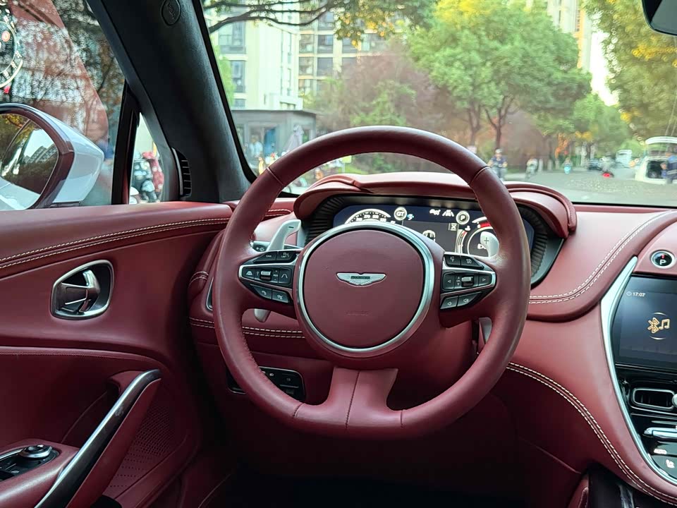 Aston Martin DBX