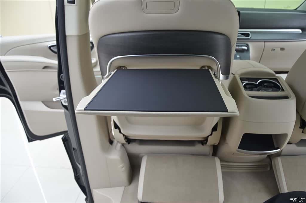 Mercedes-Benz V-Class, 2026 13