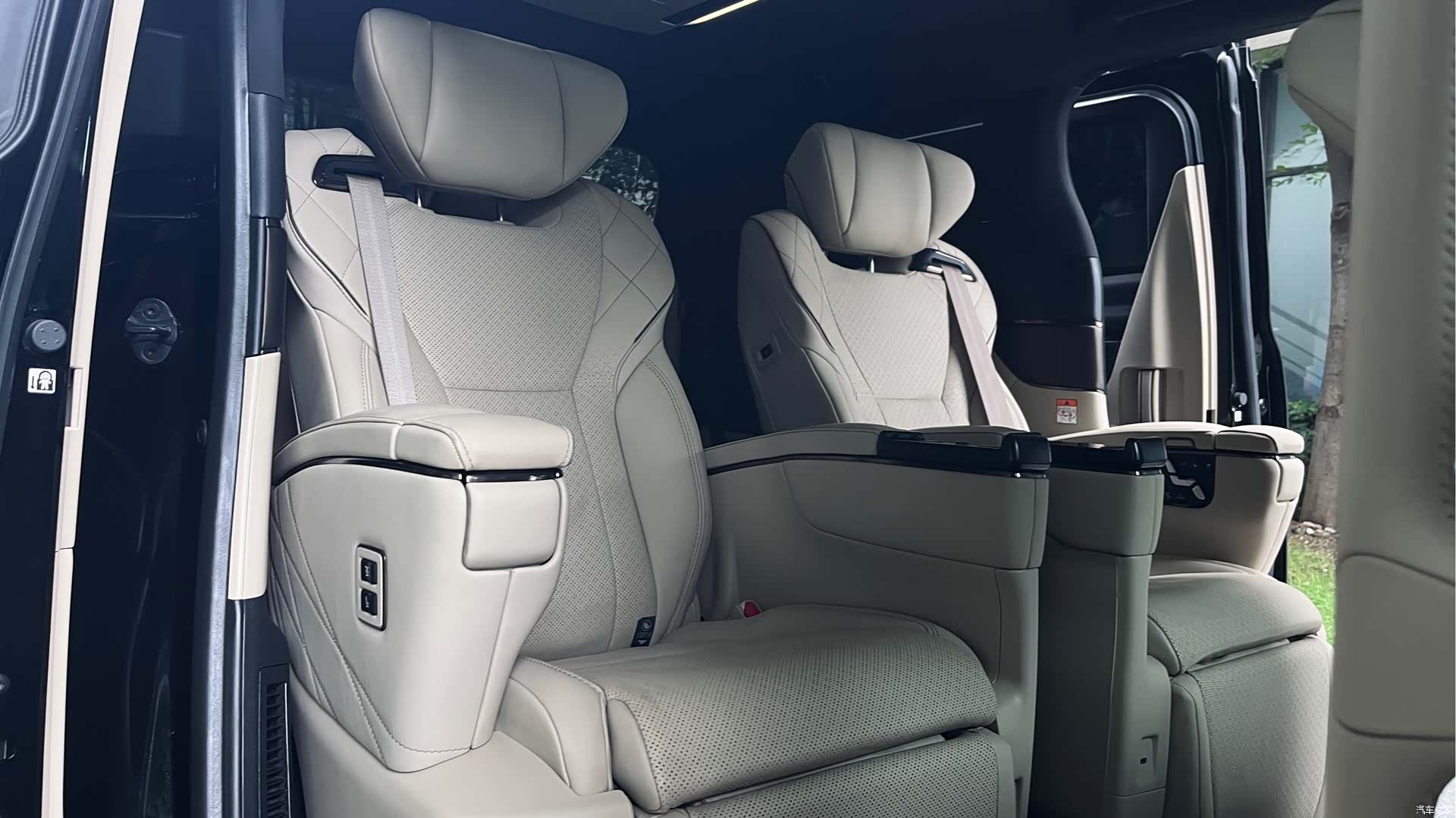 Toyota Alphard, 2024 10