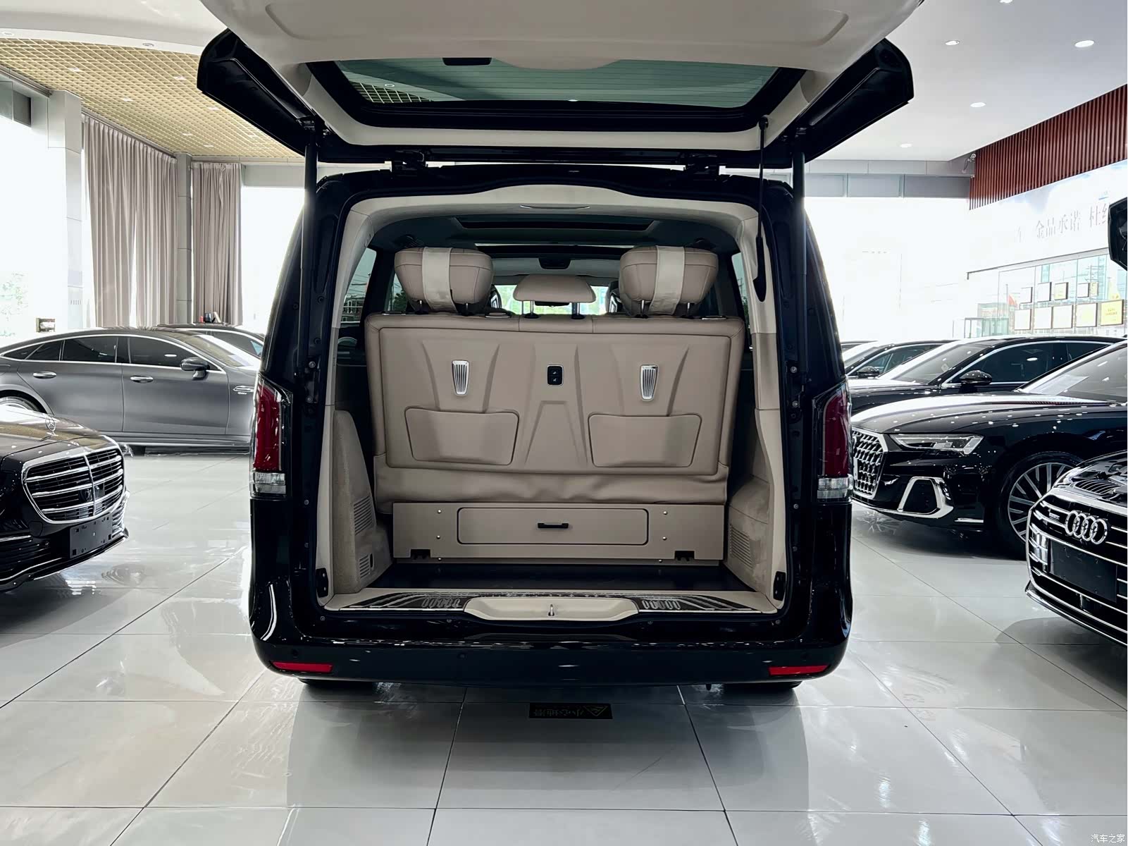 Mercedes-Benz V-Class, 2025 27