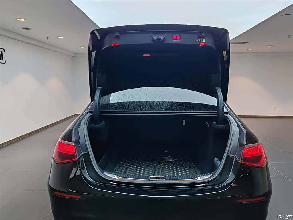 Mercedes-Benz S-Class, 2024 8