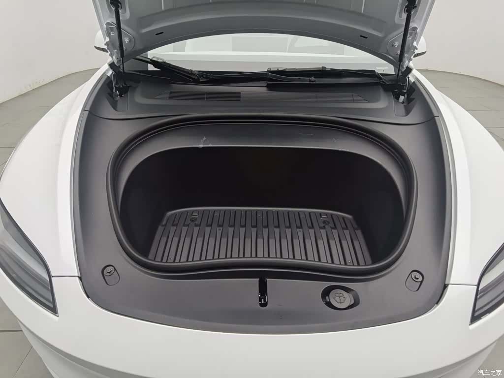 Tesla Model 3, 2025 6
