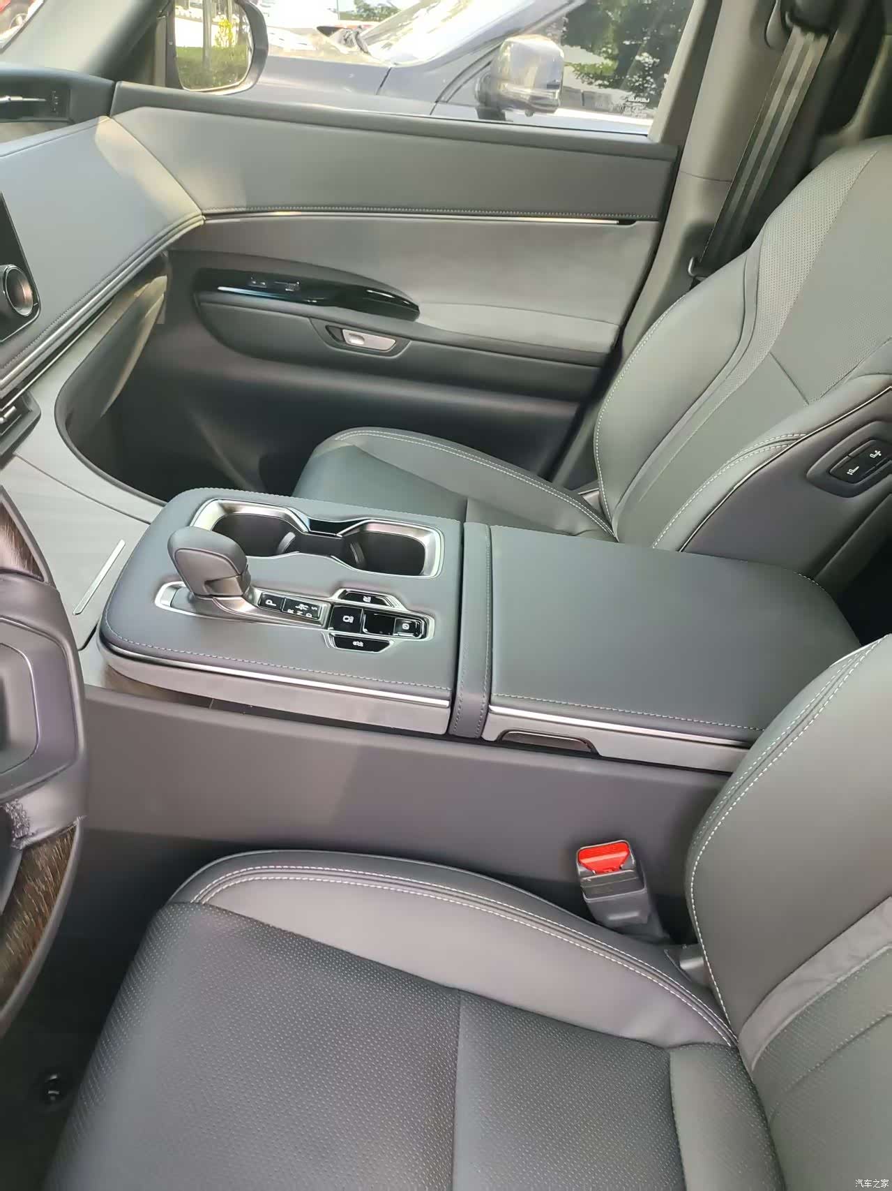 Lexus LM, 2025 6