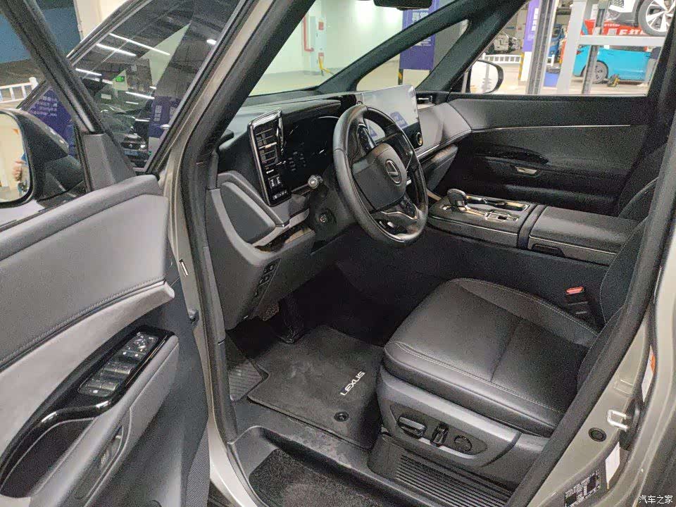 Lexus LM, 2025 11