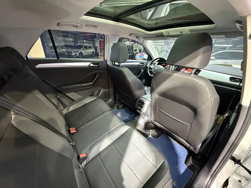 Volkswagen T-ROC exploring Songs