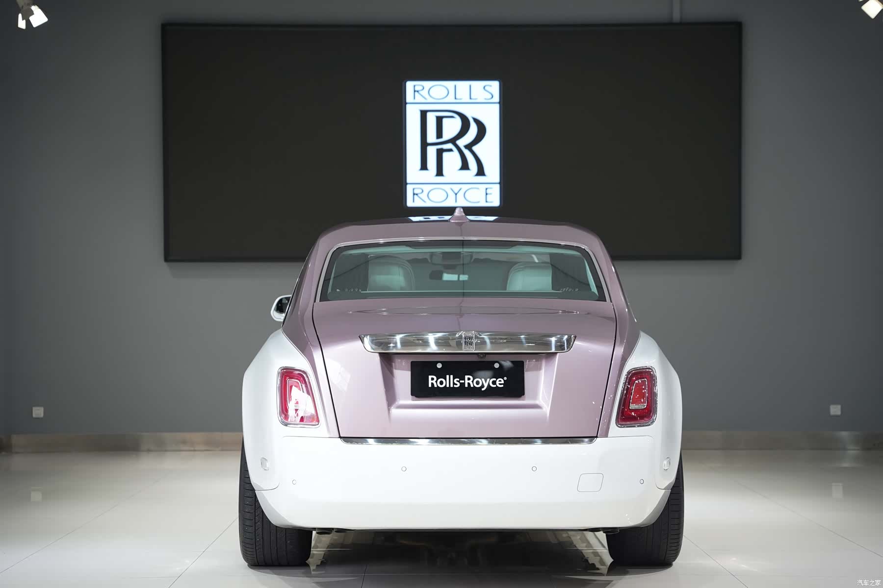 Rolls-Royce Phantom, 2021 все фото