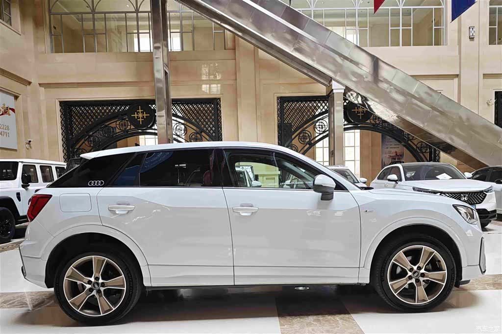 Audi Q2L, 2022 14