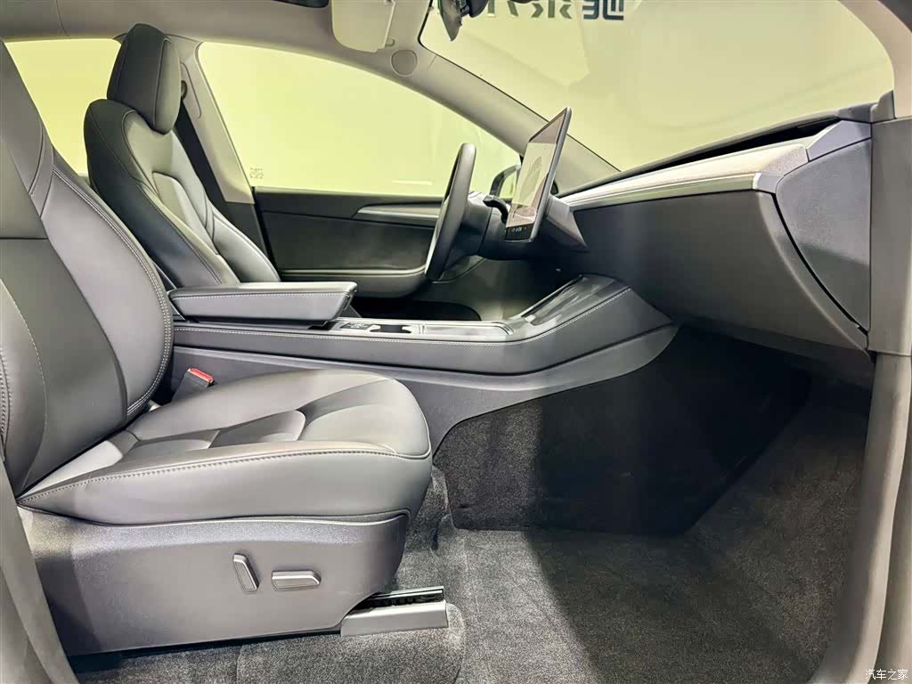 Tesla Model Y, 2024 17