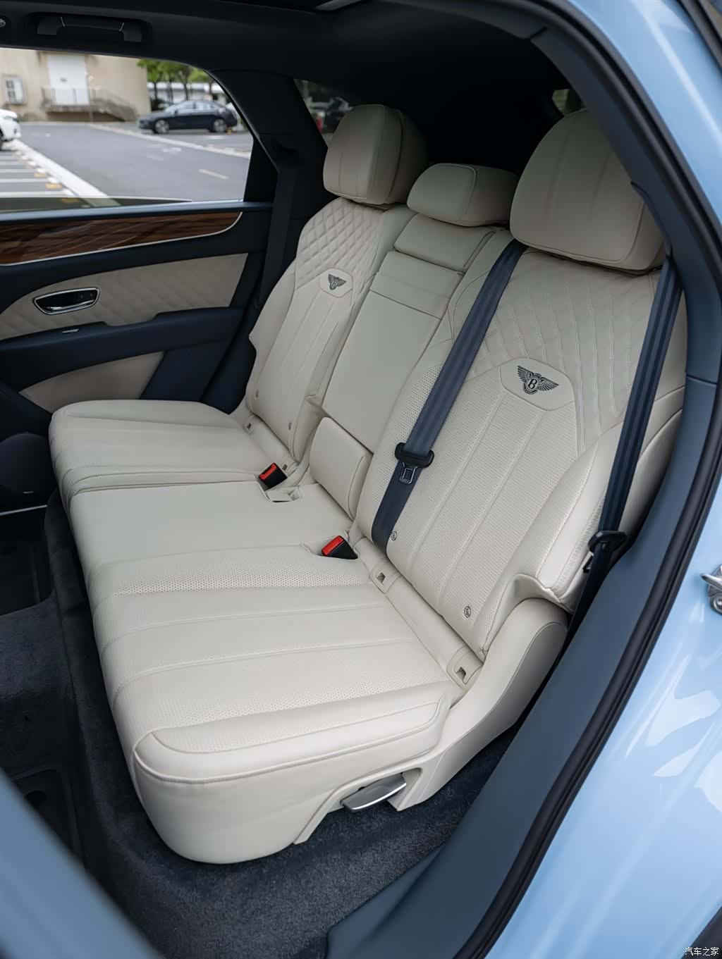 Bentley Bentayga, 2023 20