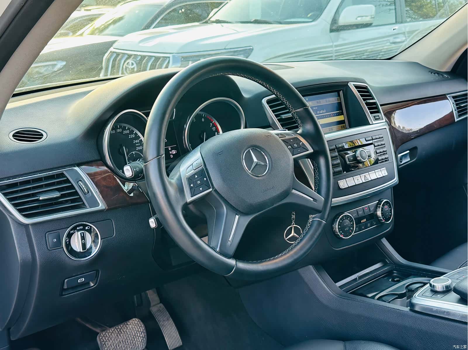 Mercedes-Benz M-Class, 2012 8