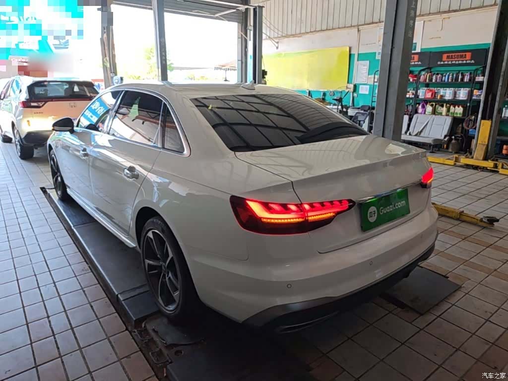 Audi A4L, 2022 все фото