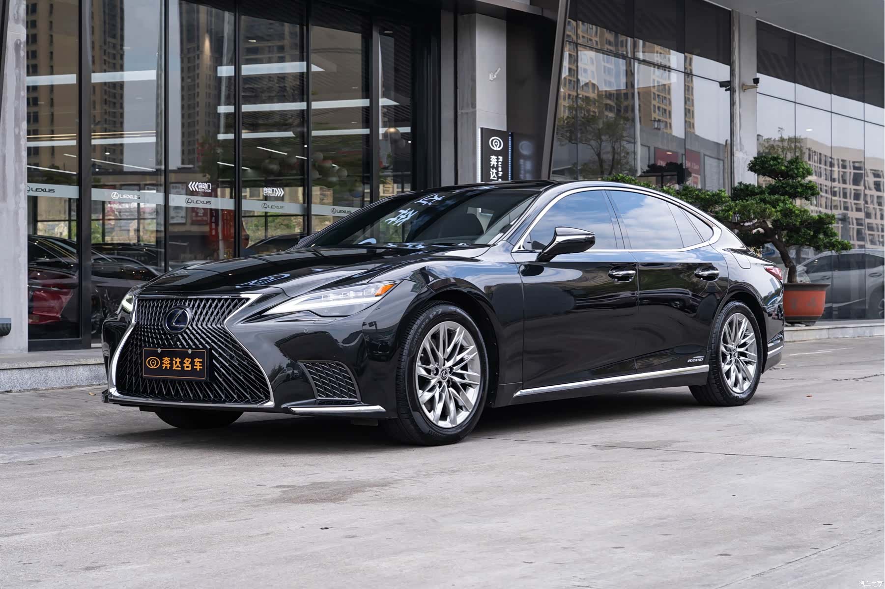 Lexus LS, 2021 1