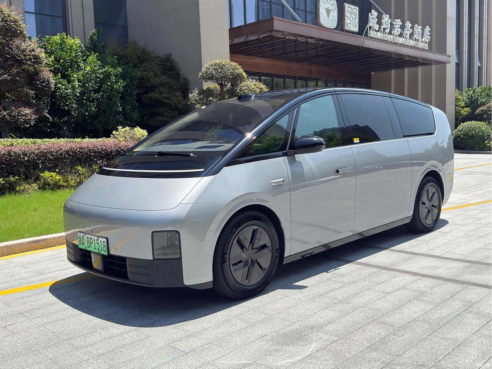 Li Auto MEGA, 2025 1