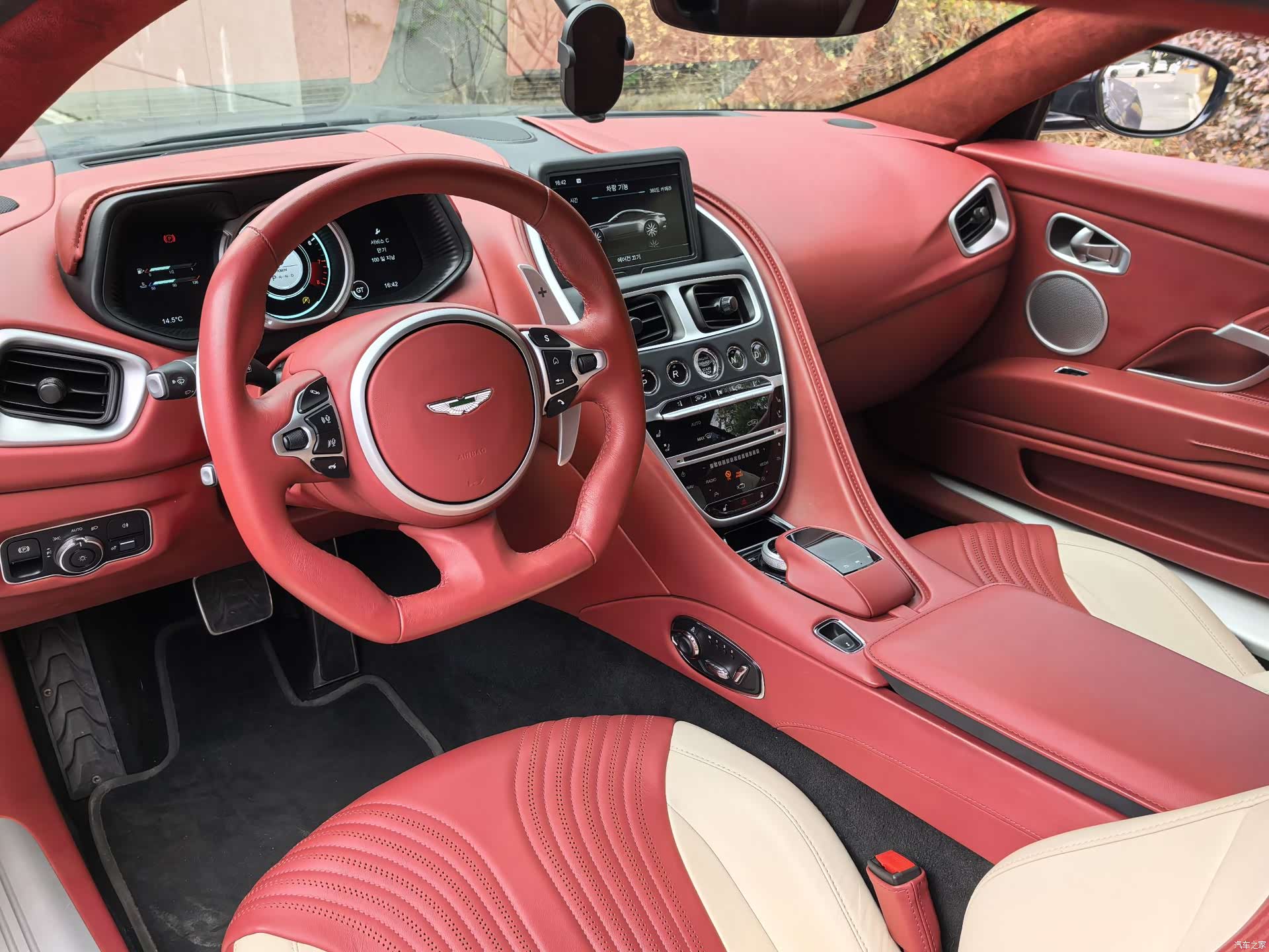 Aston Martin DB11, 2022 10
