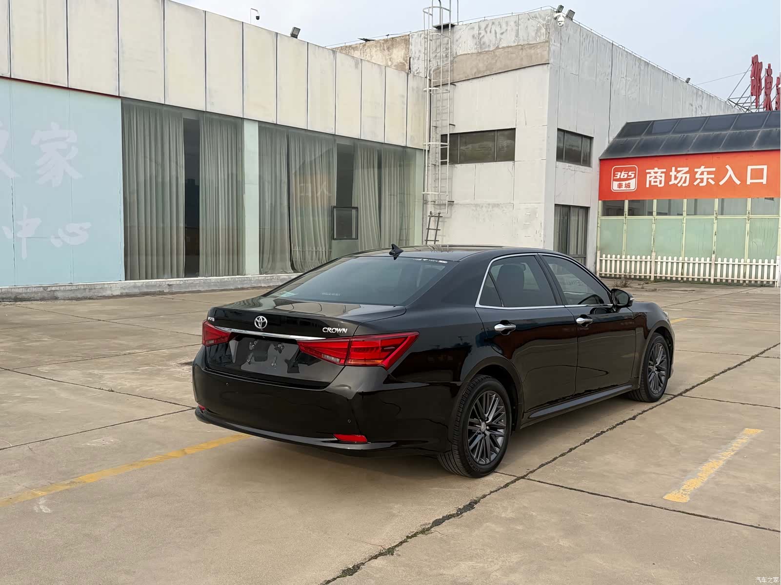 Toyota Crown, 2017 все фото