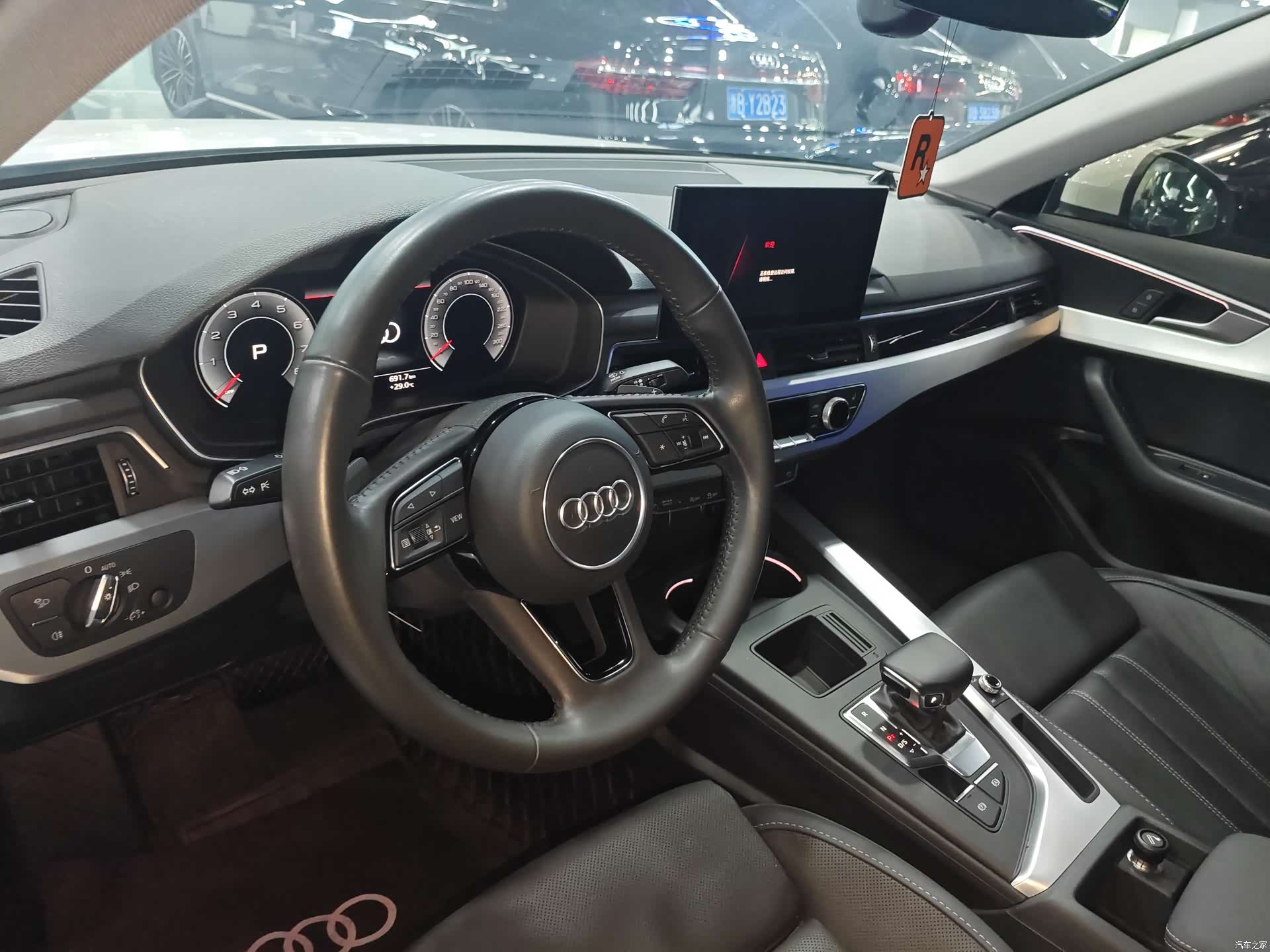 Audi A4L, 2021 все фото