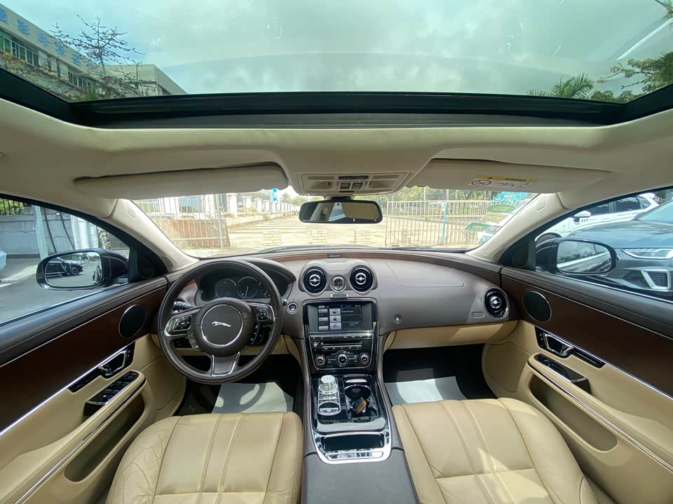 Jaguar XJ