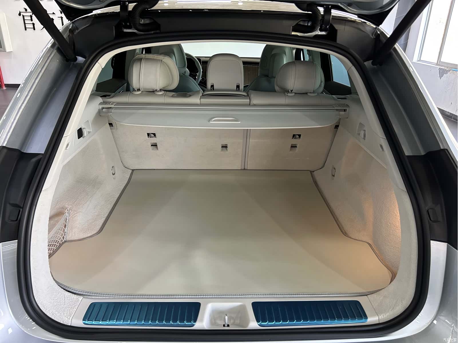 Mercedes-Benz EQE, 2024 20