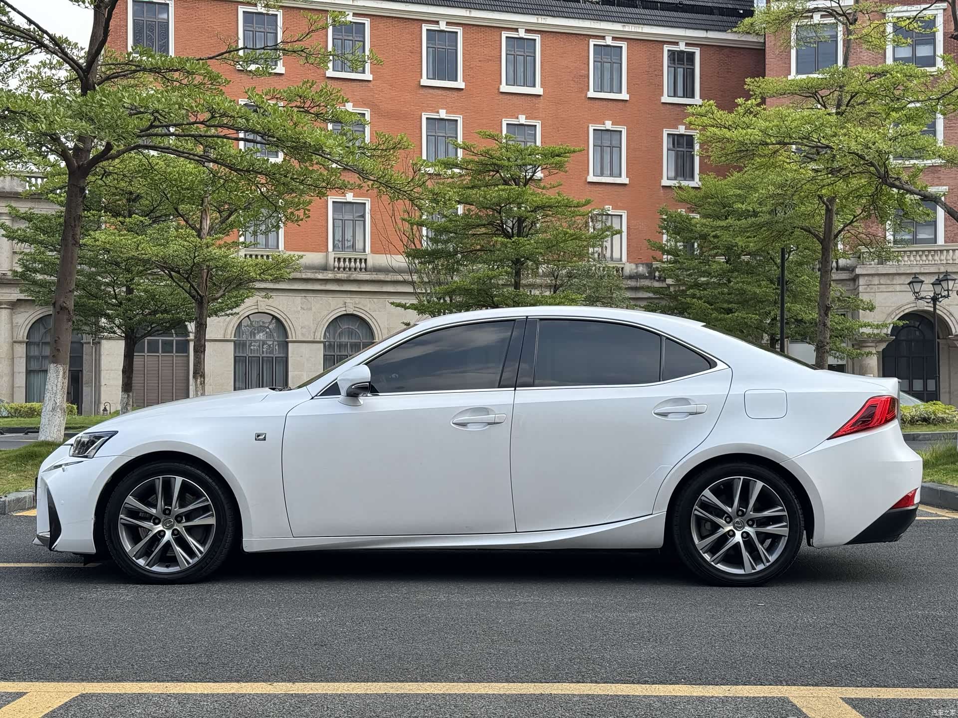 Lexus IS, 2018 8
