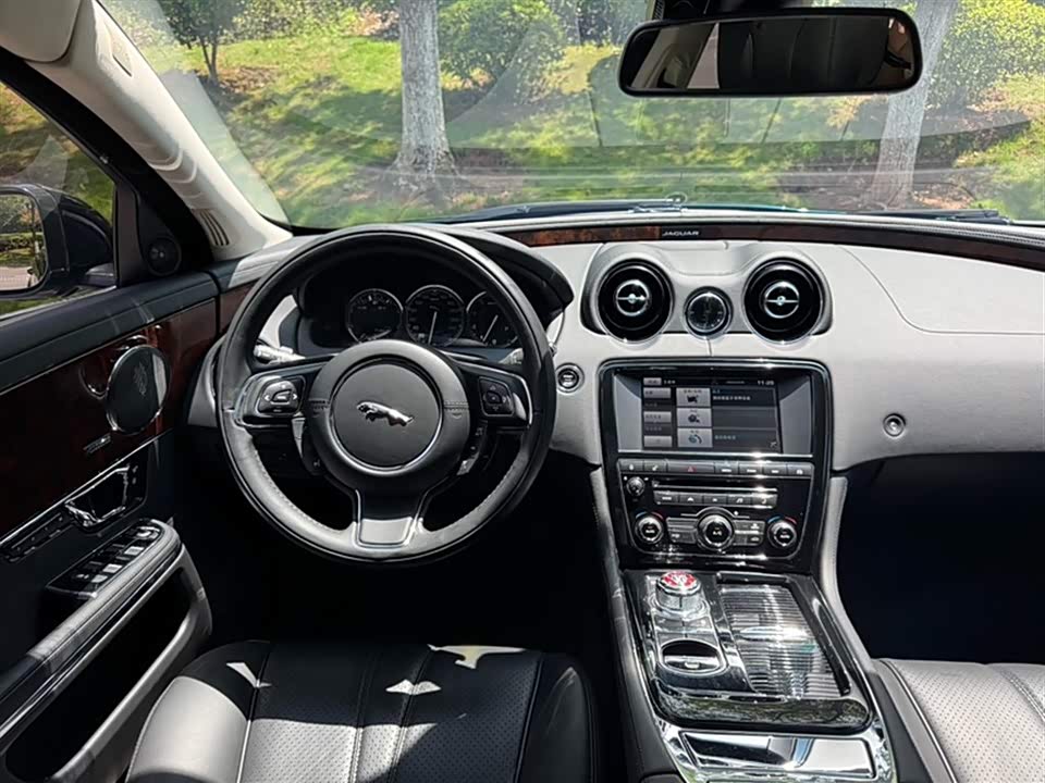 Jaguar XJ Jaguar XJ