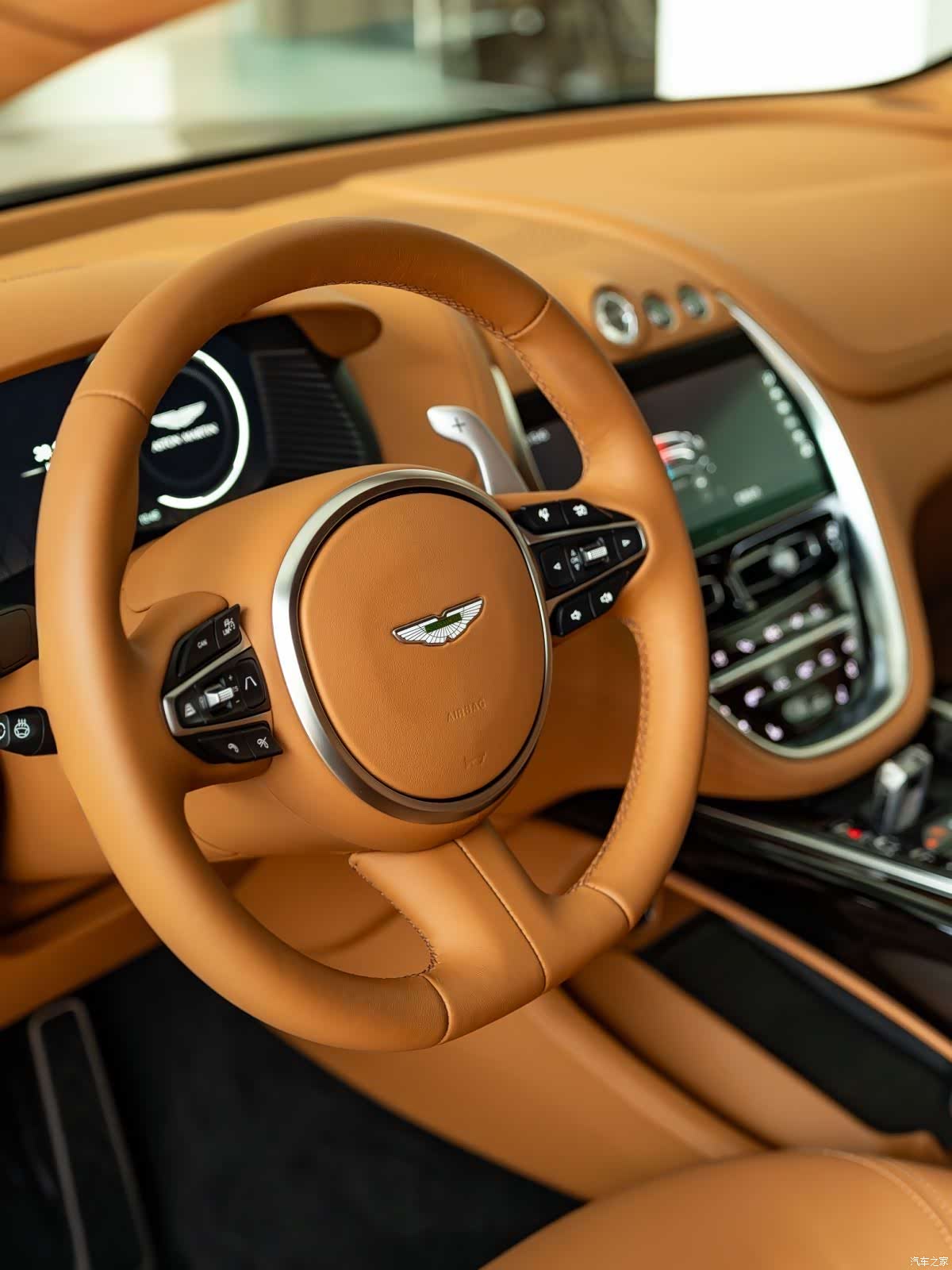 Aston Martin DBX, 1900 8