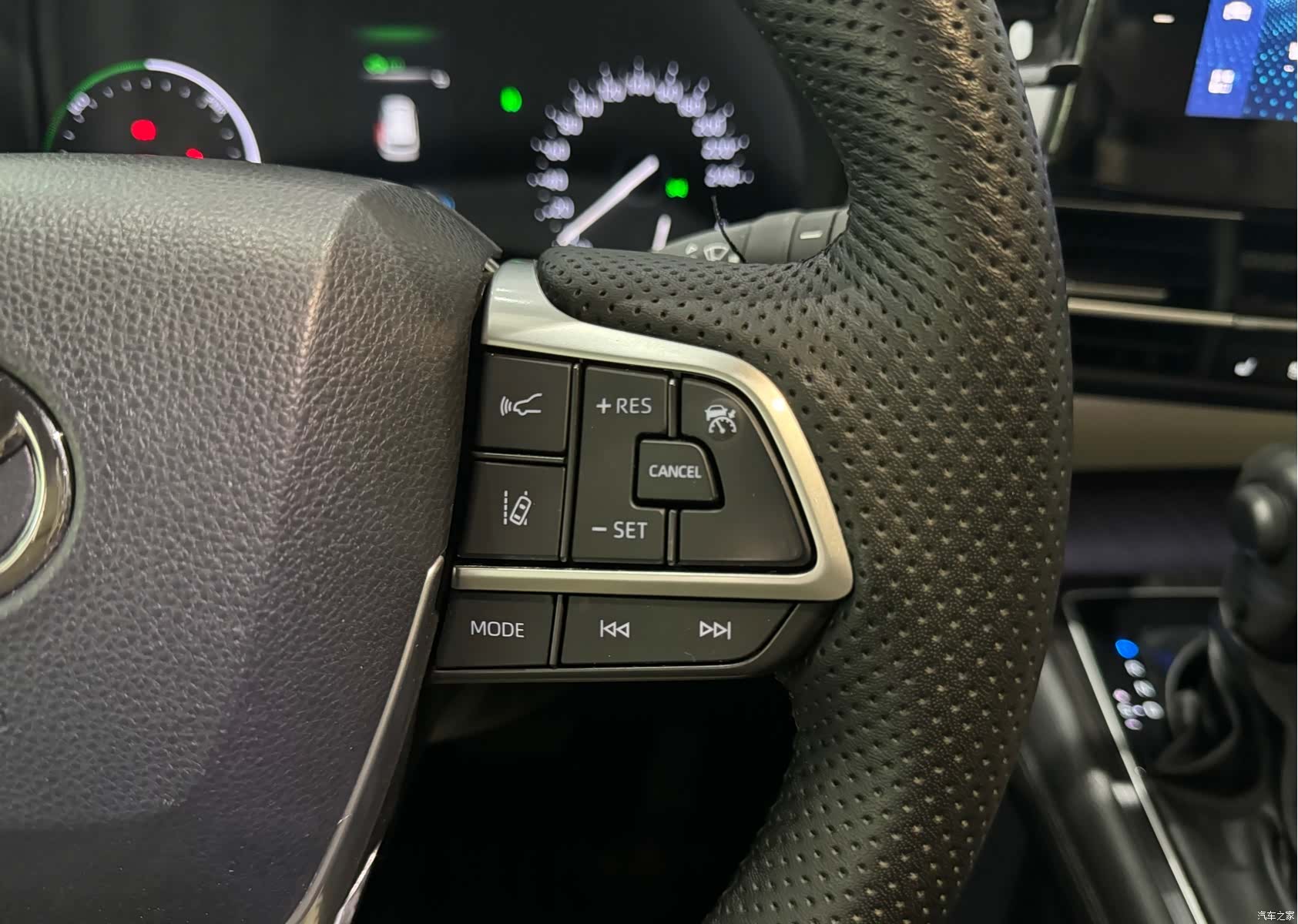Toyota Granvia, 2023 16
