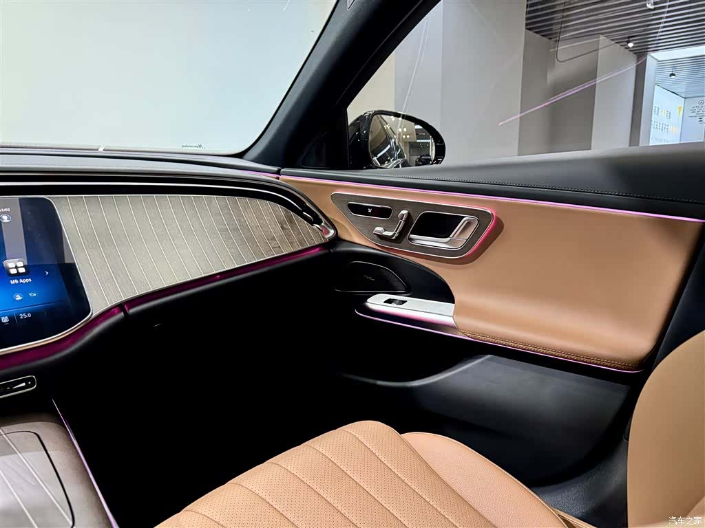 Mercedes-Benz E-Class, 2024 27