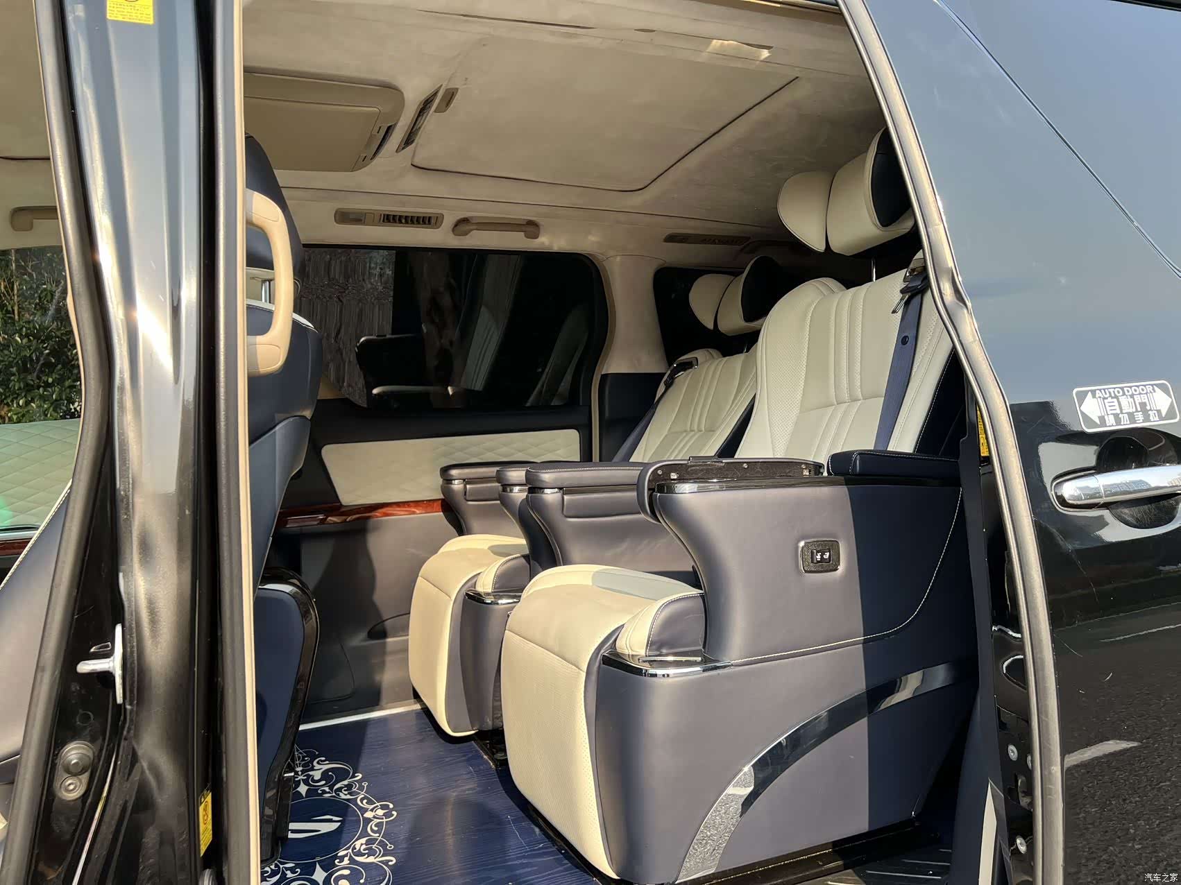 Toyota Alphard, 2012 3