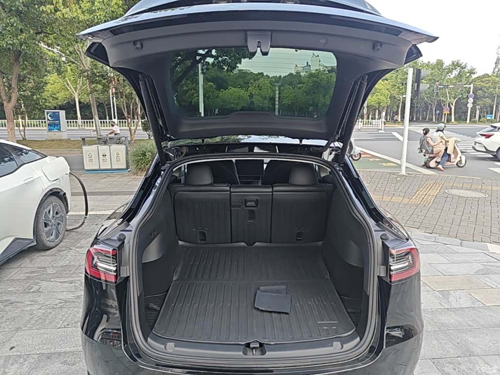 Tesla Model Y, 2024 19