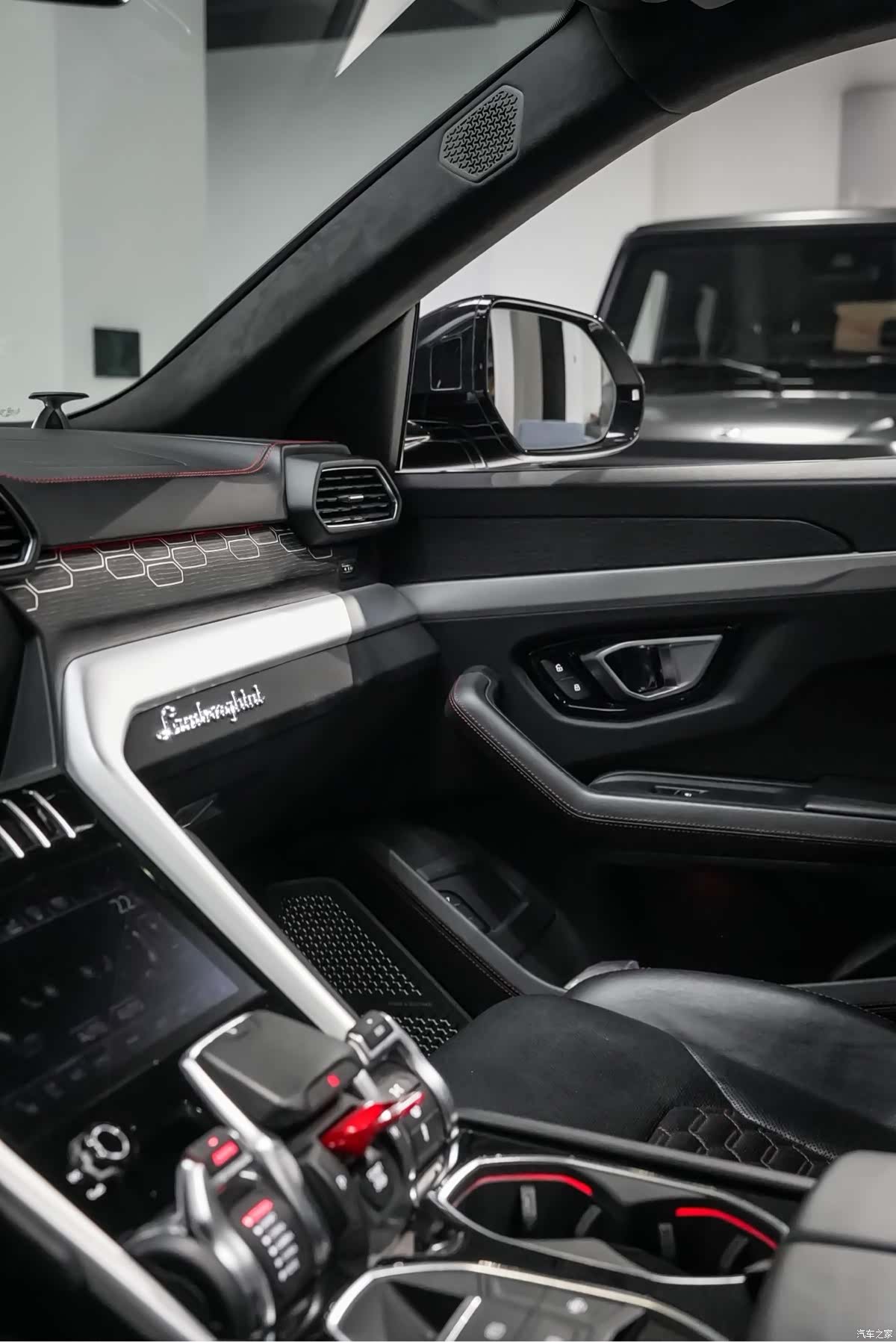 Lamborghini Urus, 2019 10