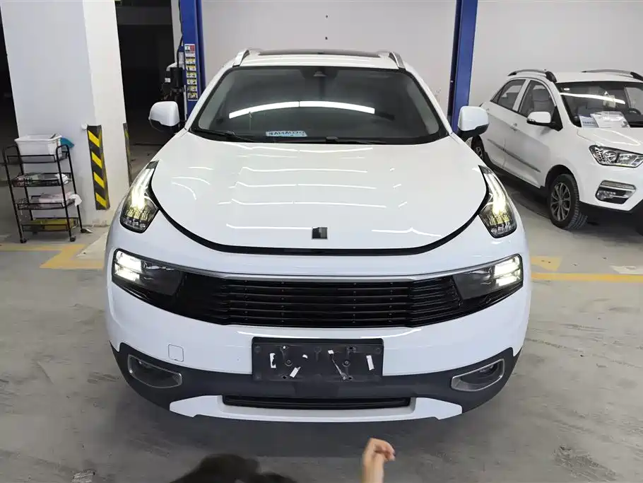 Lynk & Co 01
