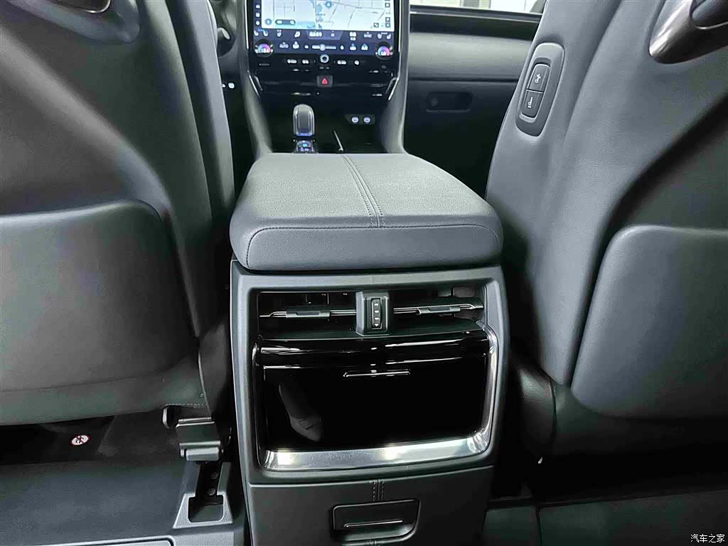Toyota Alphard, 2024 19