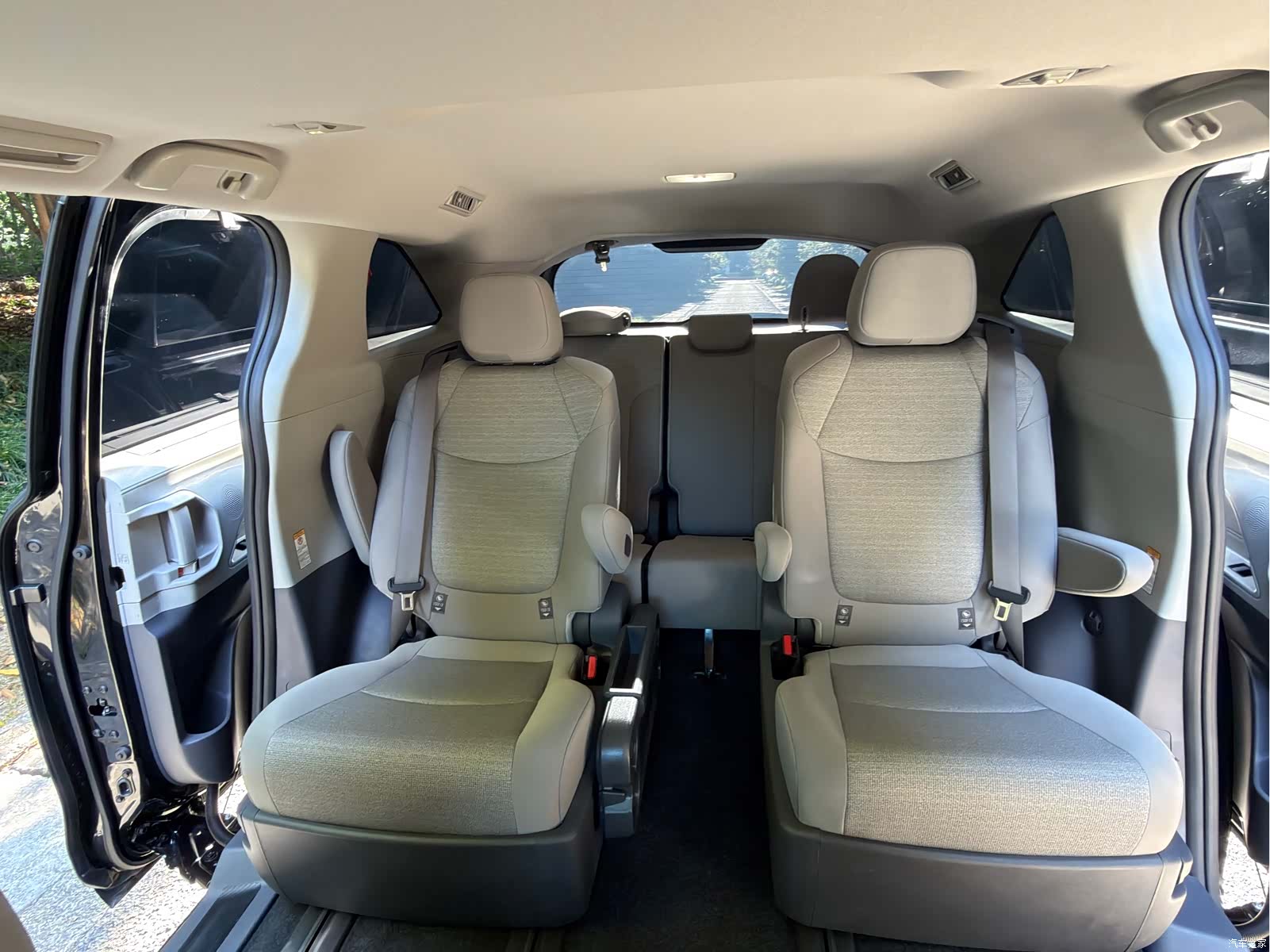 Toyota Sienna, 2025 10