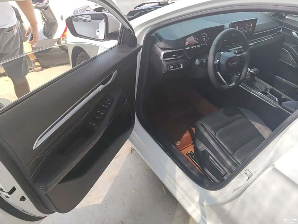 Geely Emgrand, 2023 16