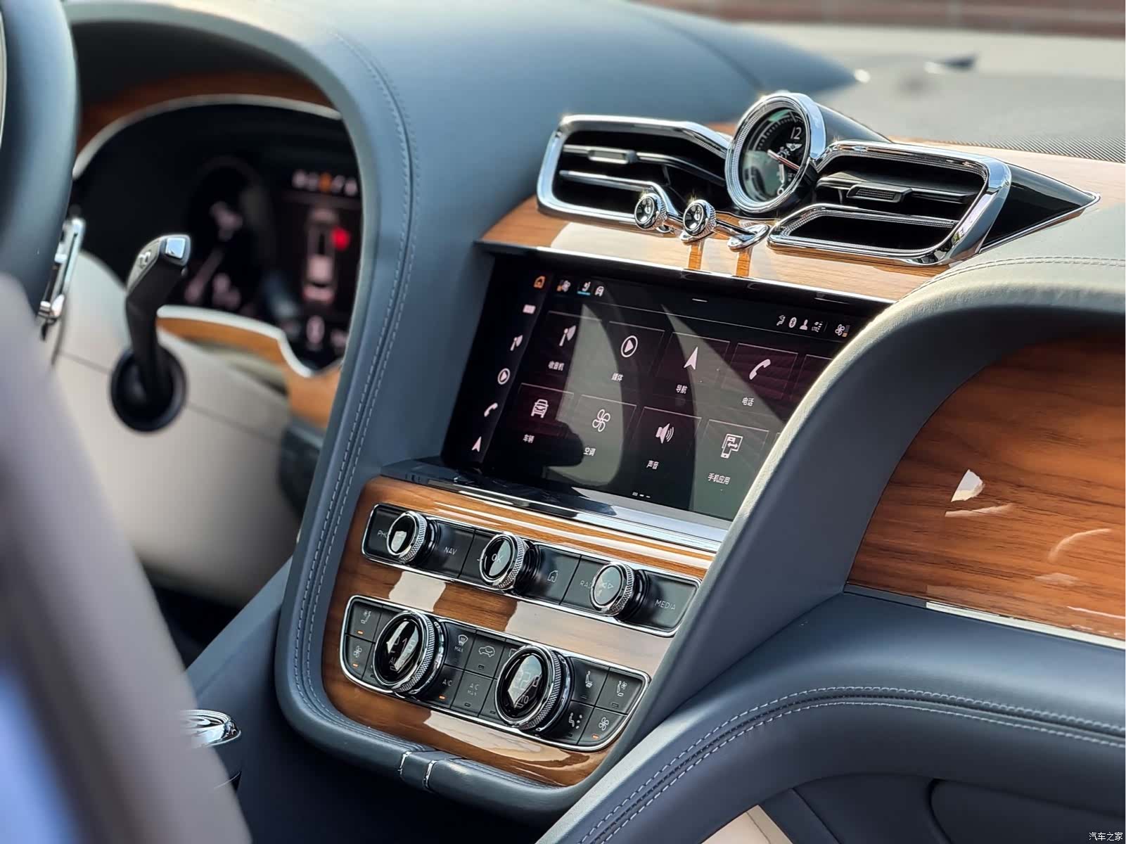 Bentley Bentayga, 2021 12